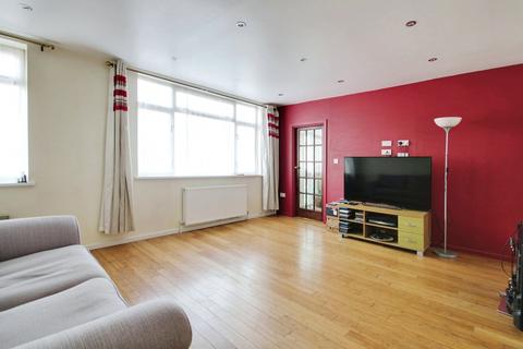 3 bedroom end of terrace house to rent, Parlaunt Road, Langley SL3