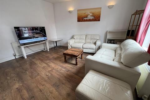 4 bedroom terraced house to rent, Thornville View, Hyde Park, Leeds, LS6 1JP