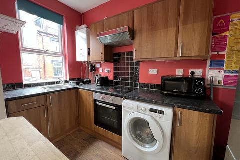 4 bedroom terraced house to rent, Thornville View, Hyde Park, Leeds, LS6 1JP