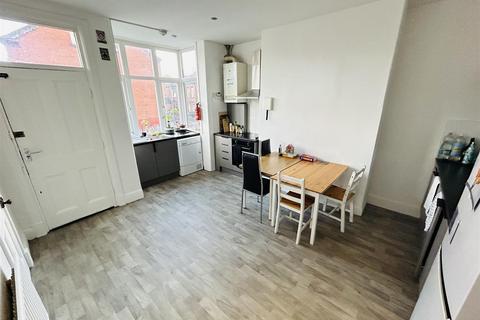 4 bedroom terraced house to rent, Beechwood View,Burley Park, Leeds, LS4 2LP