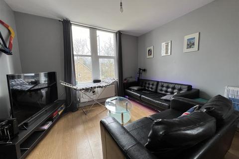 4 bedroom apartment to rent, Kirkstall Lane, Headingley, Leeds, LS6 3EJ