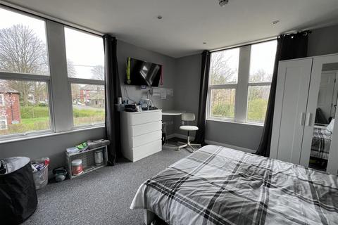 4 bedroom apartment to rent, Kirkstall Lane, Headingley, Leeds, LS6 3EJ