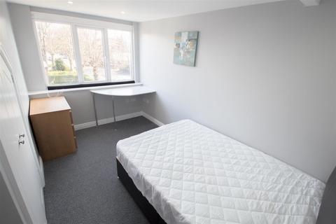 4 bedroom apartment to rent, Kirkstall Lane, Headingley, Leeds, LS6 3EJ