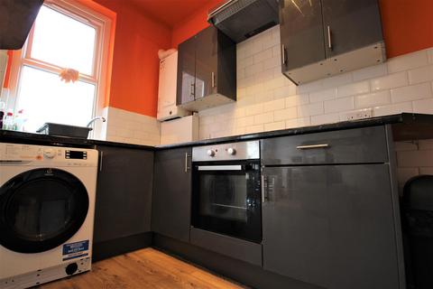 4 bedroom terraced house to rent, Mayville Place, Hyde Park, Leeds, LS6 1NE