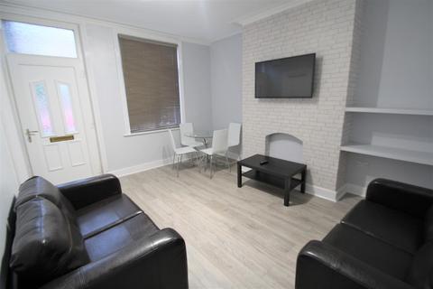 4 bedroom terraced house to rent, Royal Park Avenue, Hyde Park, Leeds, LS6 1EZ