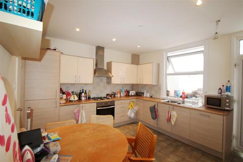 4 bedroom terraced house to rent, Spring Grove Walk, Hyde Park, Leeds, LS6 1RR