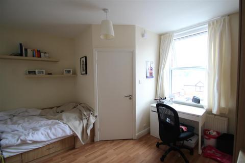 4 bedroom terraced house to rent, Spring Grove Walk, Hyde Park, Leeds, LS6 1RR