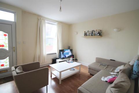 4 bedroom terraced house to rent, Spring Grove Walk, Hyde Park, Leeds, LS6 1RR