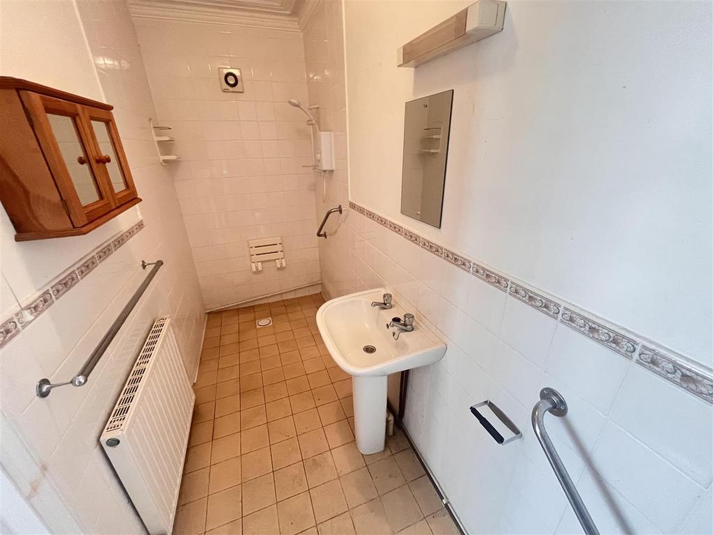 Wet room/shower room off