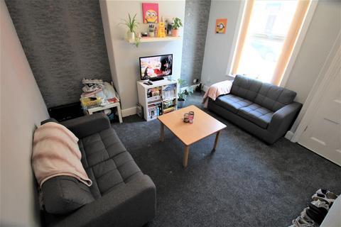 4 bedroom terraced house to rent, Welton Place, Hyde Park, Leeds, LS6 1EW