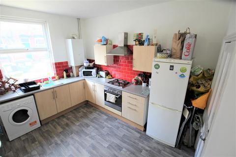 4 bedroom terraced house to rent, Welton Place, Hyde Park, Leeds, LS6 1EW