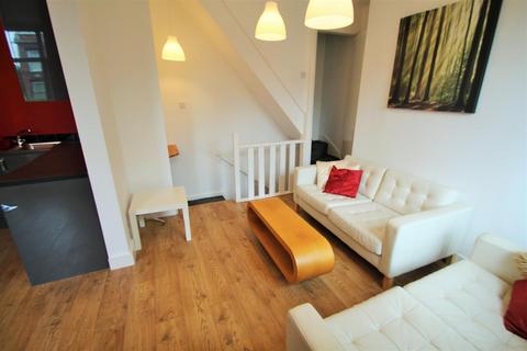 4 bedroom terraced house to rent, Wrangthorn Terrace, Hyde Park, Leeds, LS6 1HH