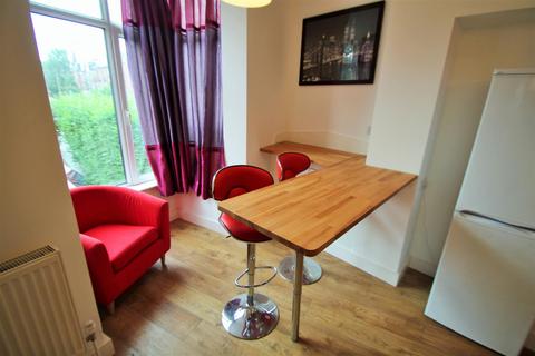 4 bedroom terraced house to rent, Wrangthorn Terrace, Hyde Park, Leeds, LS6 1HH