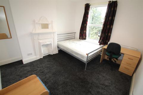 4 bedroom terraced house to rent, Wrangthorn Terrace, Hyde Park, Leeds, LS6 1HH