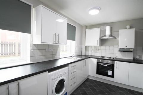 4 bedroom apartment to rent, Westfield Court, Hyde Park, Leeds, LS3 1DL