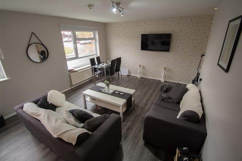 4 bedroom apartment to rent, Westfield Court, Hyde Park, Leeds, LS3 1DL