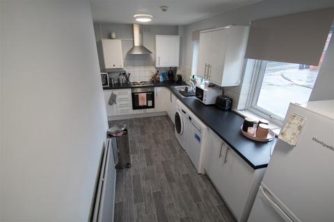 4 bedroom apartment to rent, Westfield Court, Hyde Park, Leeds, LS3 1DL