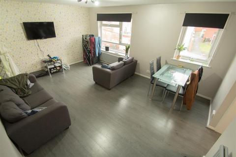 4 bedroom apartment to rent, Westfield Court, Hyde Park, Leeds, LS3 1DL