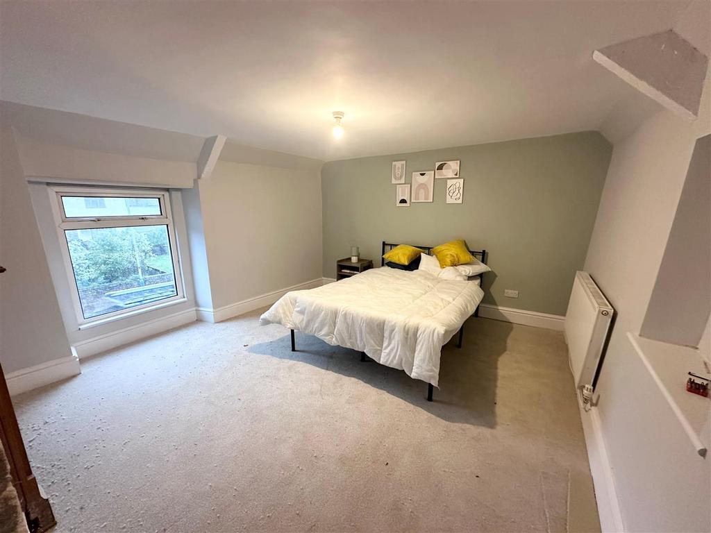 Bed 1.jpg