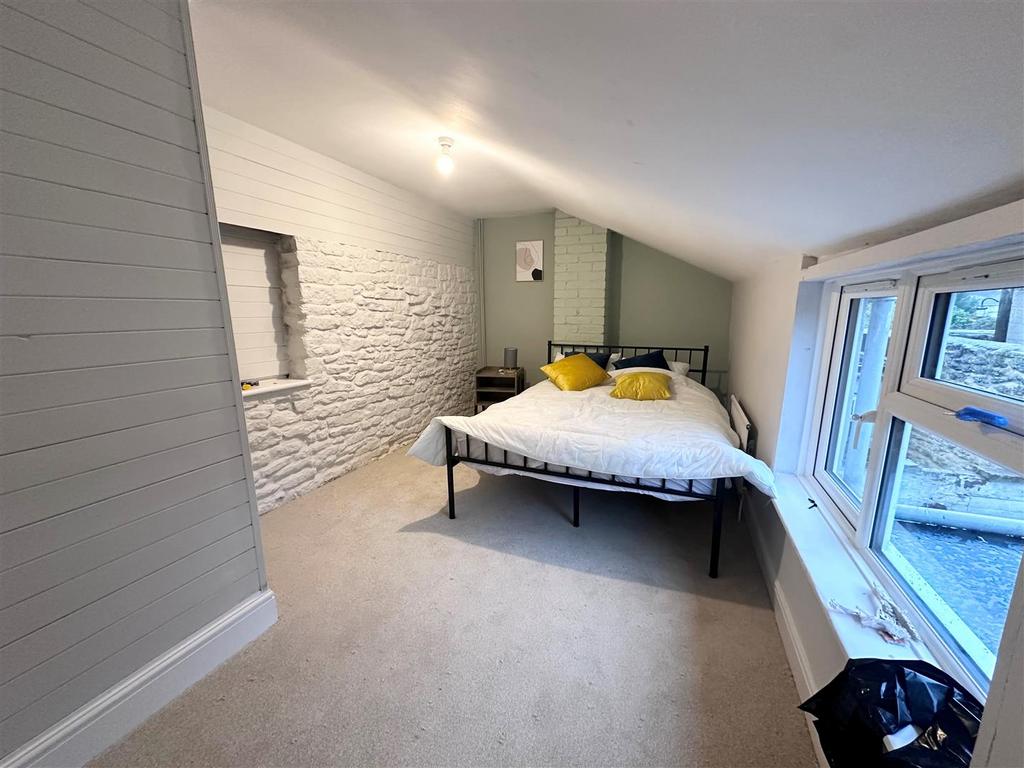 Bed 2.jpg