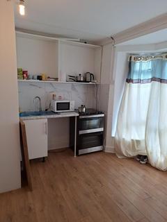 Studio to rent, Dagenham RM10