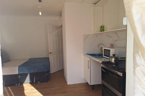 Studio to rent, Dagenham RM10