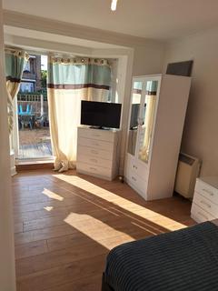 Studio to rent, Dagenham RM10