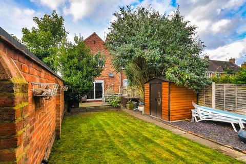 1 Bull Lane, Wombourne, Wolverhampton, WV5 9DB