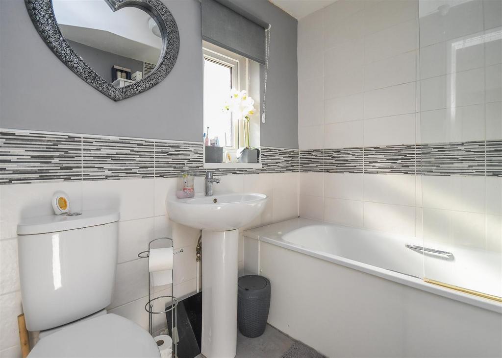 7 Yew Tree Road - Bathroom.jpg