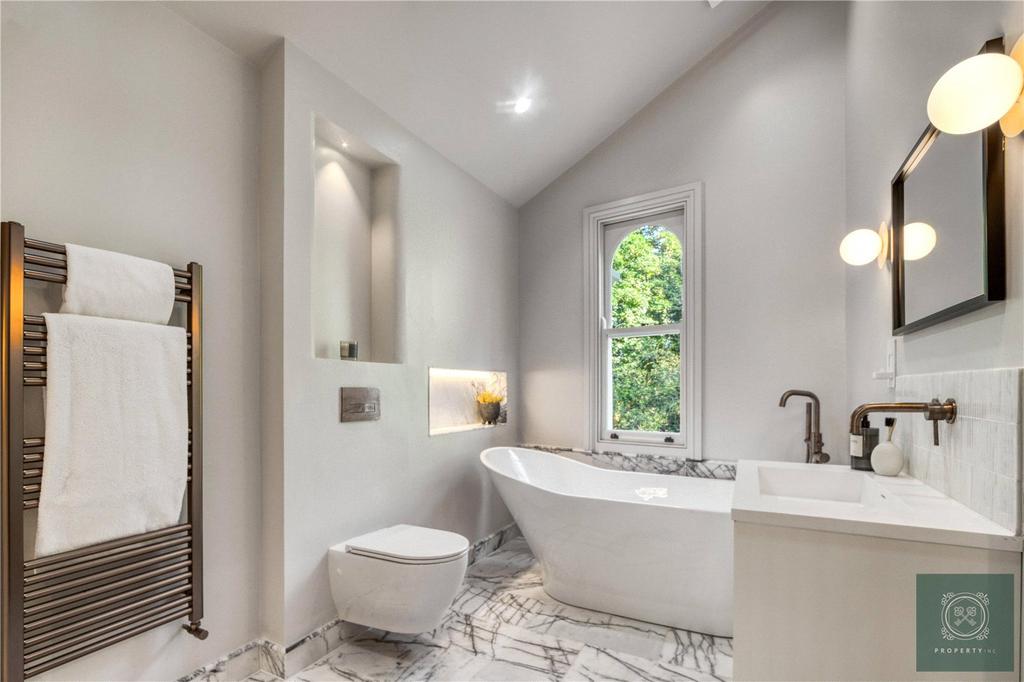 Main Bathroom Suite