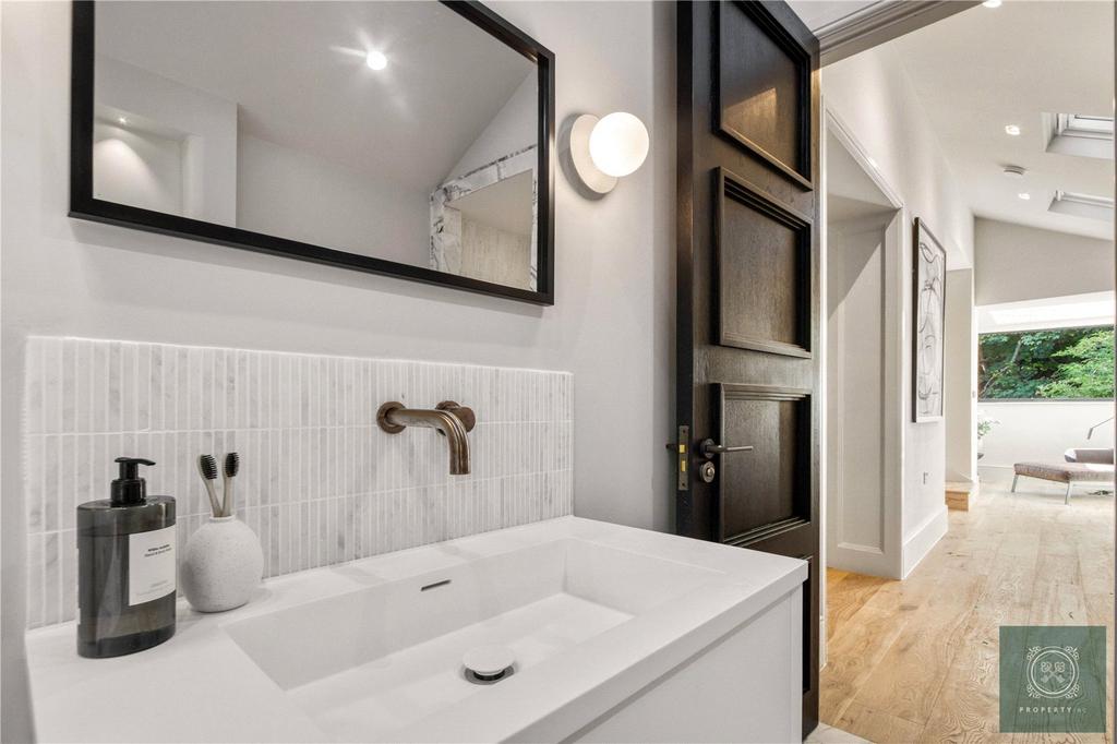 Main Bathroom Suite