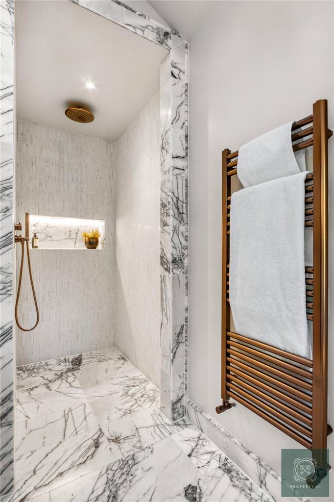 Main Bathroom Suite