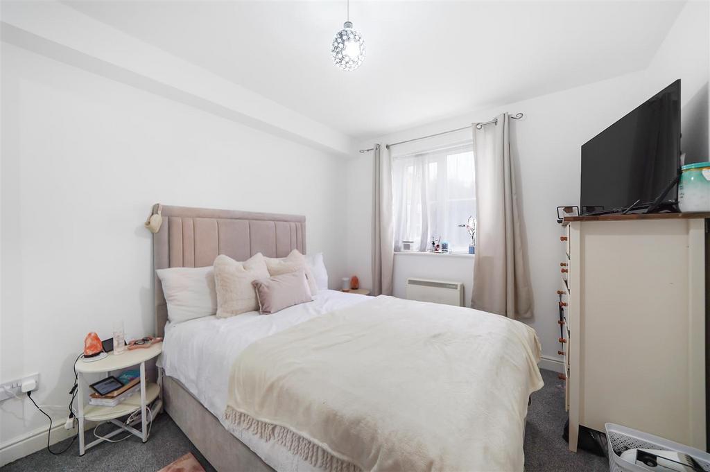 2,CLARENCE CLOSE - VCN5 IE1t H7n DIxsz CKlk.jpg