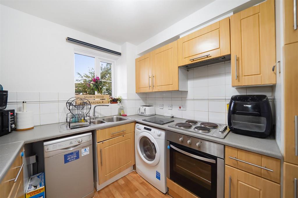 2,CLARENCE CLOSE - v V8 OKrq Am6 M3dl B83im U.jpg