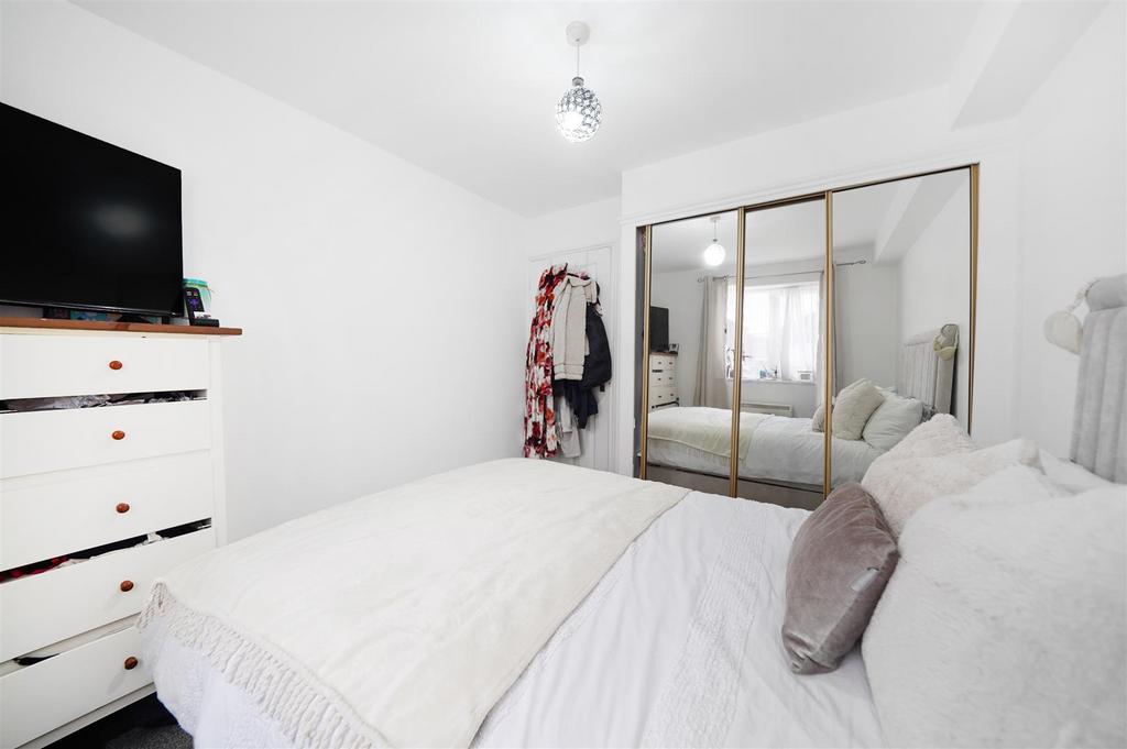 2,CLARENCE CLOSE - Rx Fvjo VCNHx4m Bk CJWvb.jpg