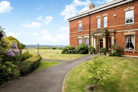 2 bedroom flat for sale, Oakbank, Gloucester