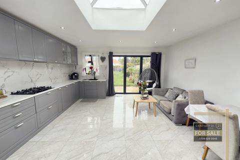15 Devon Waye, Hounslow, TW5 0NE