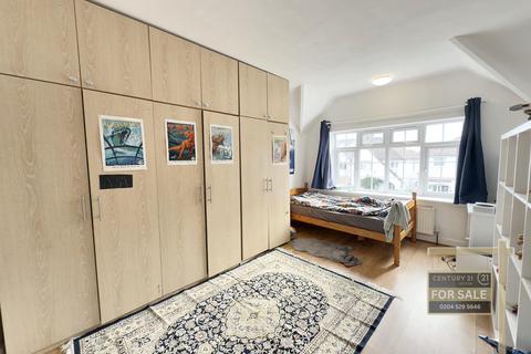 15 Devon Waye, Hounslow, TW5 0NE