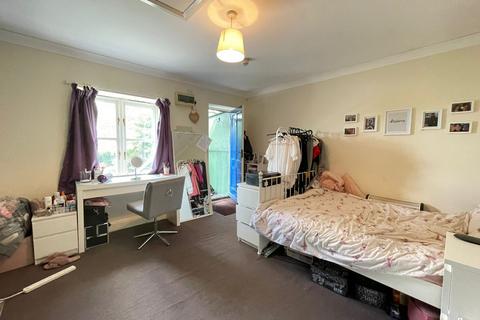 Studio to rent, London Road TN13