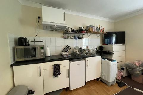 Studio to rent, London Road TN13