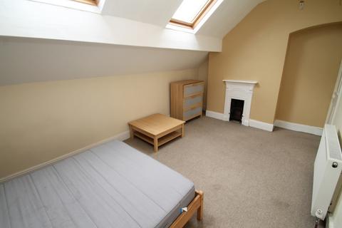 4 bedroom terraced house to rent, Park Crescent, Armley, Leeds, West Yorkshire, LS12