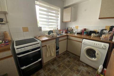 Studio to rent, Doyle Road, London