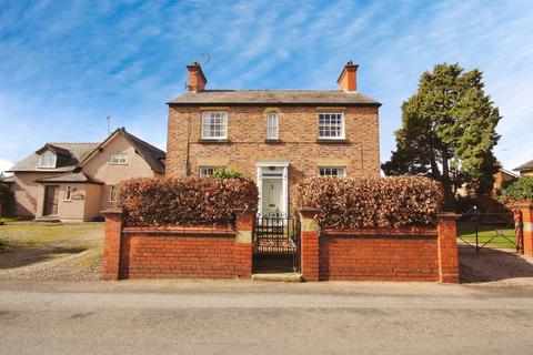 3 bedroom detached house to rent, Smithfield Street, Holt, Wrexham, LL13