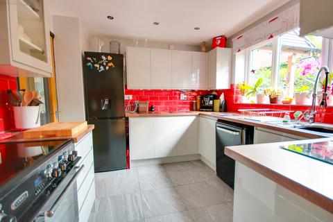 4 bedroom detached house for sale, WEST END! NO FORWARD CHAIN! EXTENDED ACCOMMODATION!