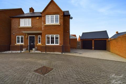 4 bedroom detached house for sale, Silk Close, Buckingham