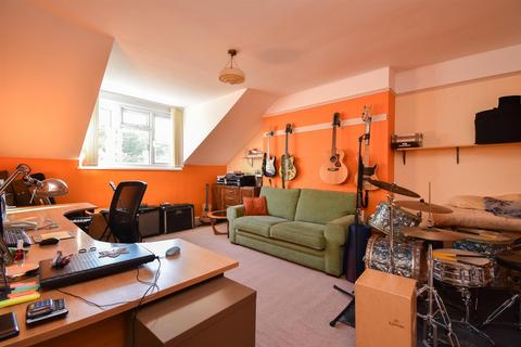 3 bedroom flat for sale, Cornwallis Gardens, Hastings