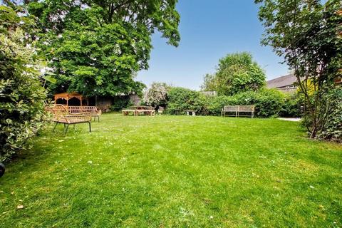 17 Taleworth Road, Ashtead, KT21 2PT