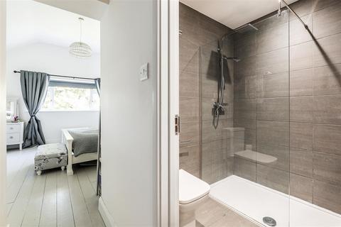 17 Taleworth Road, Ashtead, KT21 2PT