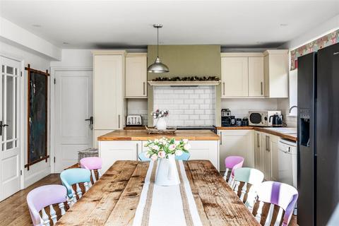 17 Taleworth Road, Ashtead, KT21 2PT