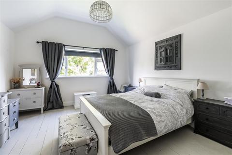 17 Taleworth Road, Ashtead, KT21 2PT